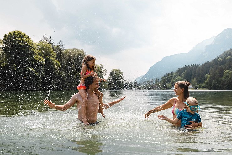 © Alpbachtal Tourismus Mit bis zu 25 Grad Wassertemperatur ist der Reintalersee einer der wärmsten Badeseen Tirols.