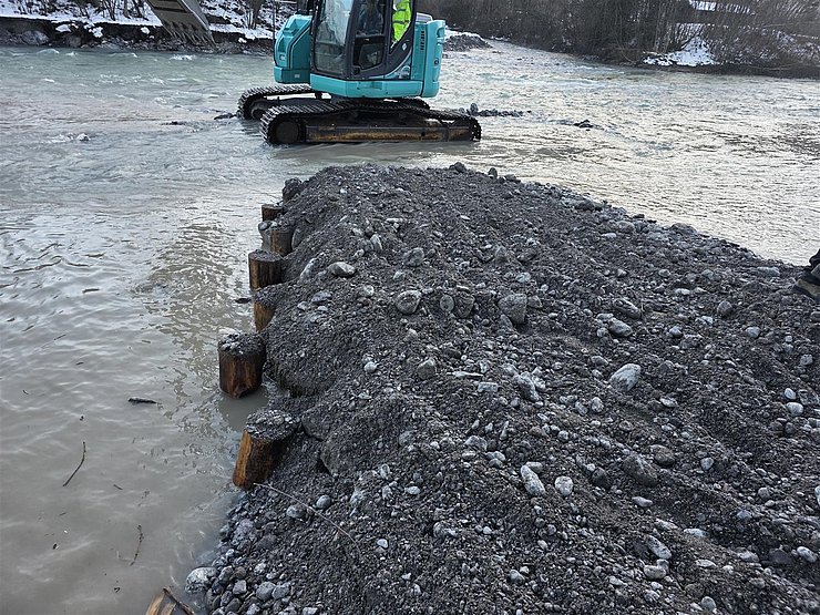 © Land Tirol/Reiter Die Buhnen bestehend aus großen Flussbausteinen und werden zusätzlich noch mit Holzpiloten gesichert. (Anmerkung: die großen Steine sind auf dem Foto nicht mehr zu sehen, sie wurden bereits mit Lechschotter überdeckt)