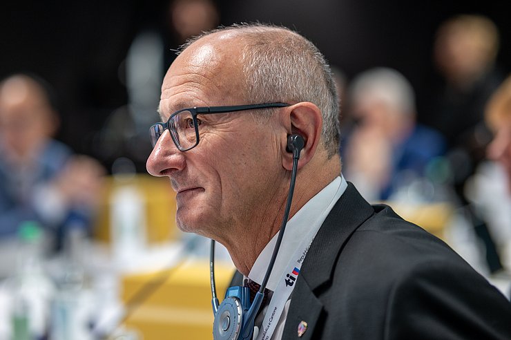 © Kanton Tessin LH Mattle mit Headset, Nahaufnahme