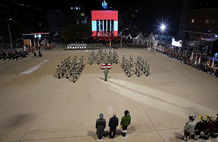 © Land Tirol/Jovanovic Alljährlich kommen viele ZuschauerInnen zur Aufführung des Großen Zapfenstreichs am Vorabend des Nationalfeiertags zum Landhausplatz in Innsbruck.