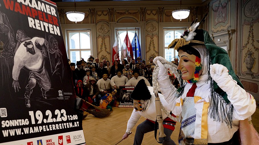 © Land Tirol/Raggl „Axamer Wampeler“ zu Gast im Landhaus.