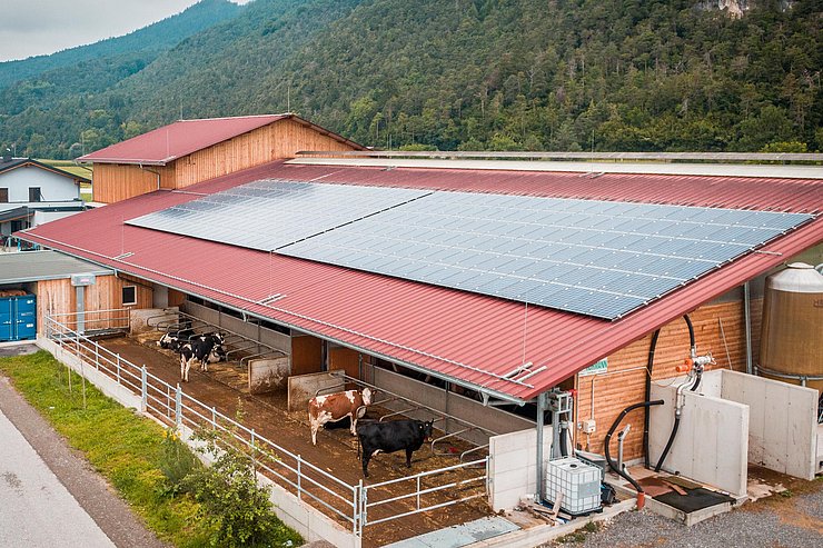 Auf dem Bild ist die PV-Anlage auf dem Wirtschaftsgebäude des Kapfererhofs  von der Seite zu sehen.