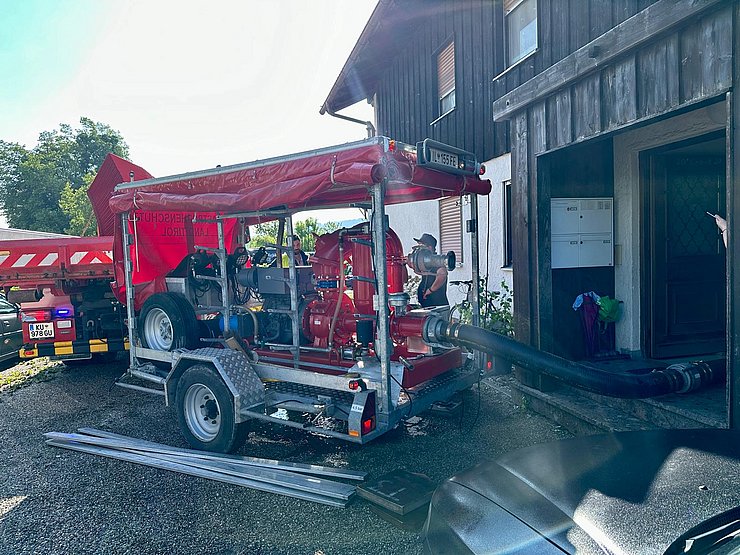 © Landesfeuerwehrverband Tirol/Wegscheider Anhänger mit großer Pumpe darauf