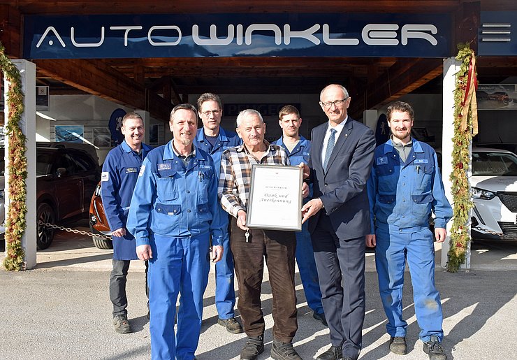 © Land Tirol/Pichler Landesrat Anton Mattle mit den geehrten VertreterInnen von Auto Winkler