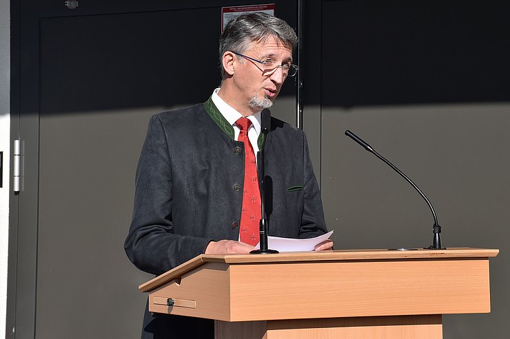 Der Direktor Markus Einhauer beim Moderieren der Eröffnung.