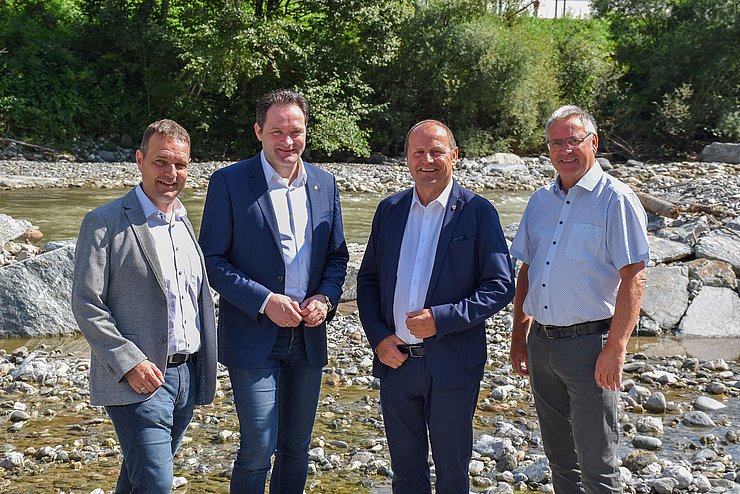 © Land Tirol/Jansenberger Johannes Nemmert (BBA Lienz), Norbert Totschnig, Josef Geisler und Reinhard Mair gemeinsam vor der neuen Sohlrampe.