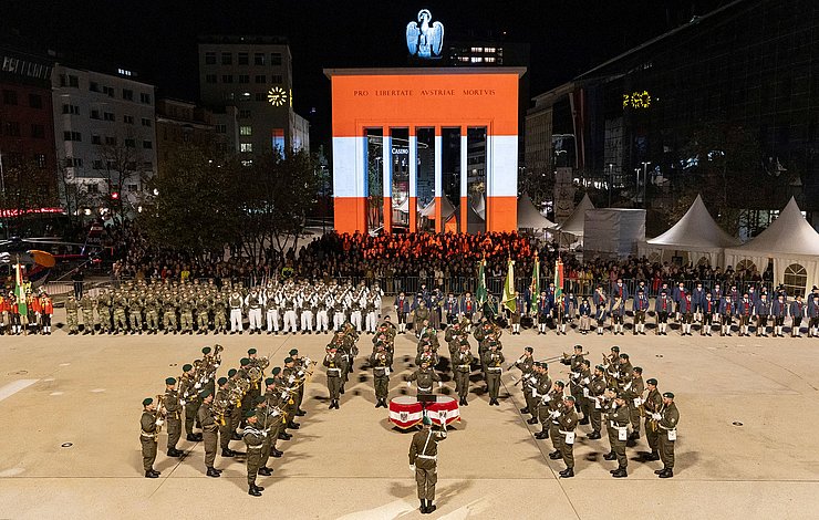© Land Tirol/Die Fotografen Aufführung des Großen Zapfenstreichs am Landhausplatz in Innsbruck.