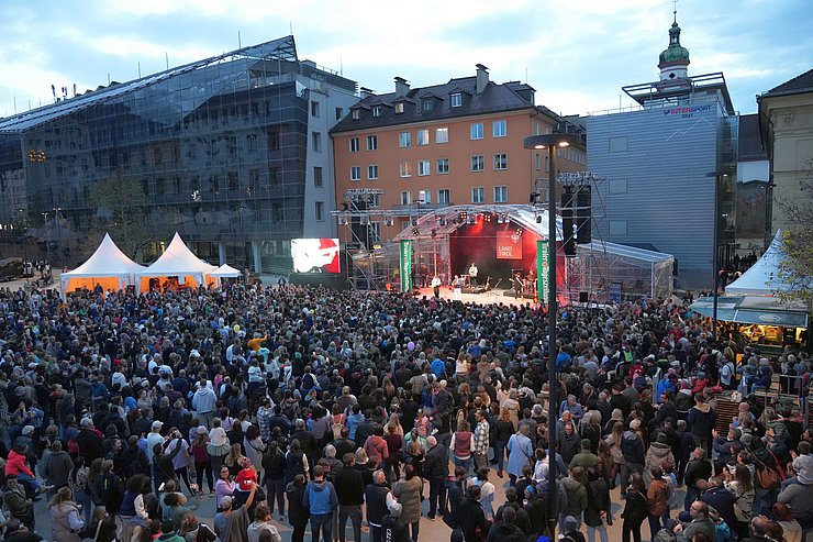 Tausende BesucherInnen versammelten sich beim Konzert von Julian le Play am Land-hausplatz.