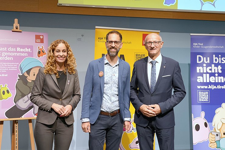 Personen stehen nebeneinander