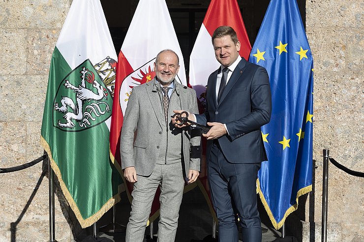 „Schlüsselübergabe“ des Vorsitzes im Bundesrat von der Steiermark an Tirol: Peter Samt (links) und Markus Stotter (rechts). 