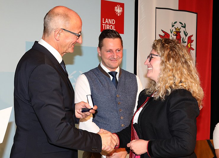 LH Mattle übergibt Katharina Krall die Tiroler Ehrenamtsnadel in Gold.