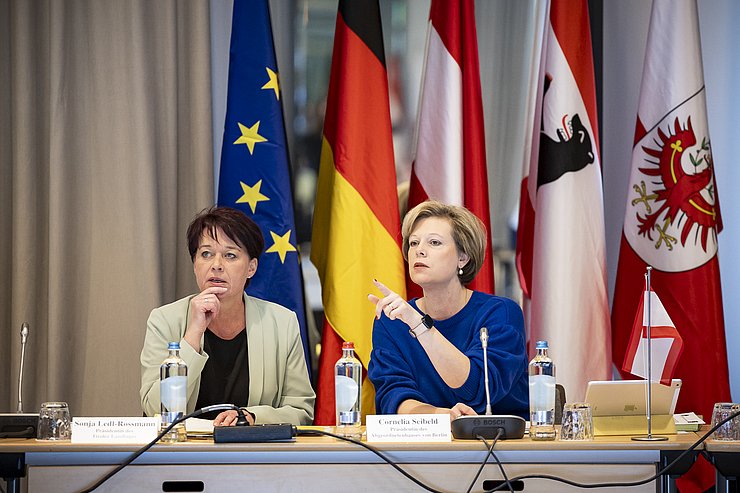 LTPin Sonja Ledl-Rossmann führte gemeinsam mit ihrer Amtskollegin Cornelia Seibeld (re.) durch die Sitzung.