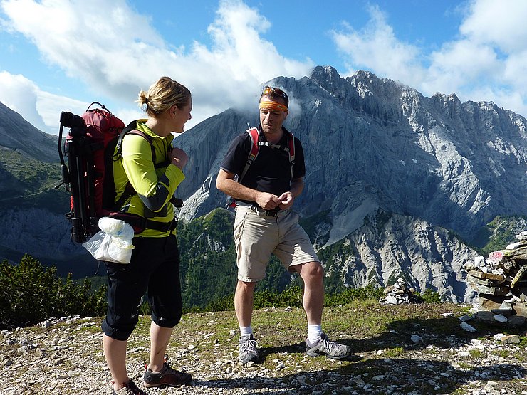 zwei Naturpark-Ranger beim Wandern