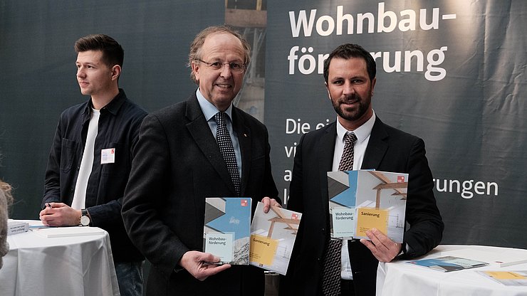 Dornauer und Flatscher halten die Broschüre in der Hand