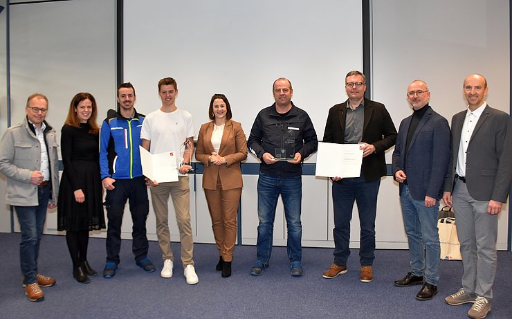 Bei der Lehrlingsauszeichnung von links Martin Mayerl (Bgm Dölsach), Alexandra Fuetsch (Wirtschaftskammer Lienz), Daniel Angerer (Lehrlingsausbilder Fa. Liebherr Lienz), „Lehrling des Monats Jänner 2023“ Ambrosius Fasching, Arbeits- und Jugendlandesrätin Astrid Mair, Alois Unterhuber (Lehrlingsausbilder Fa. Liebherr Lienz), Holger König (Kaufmännischer Geschäftsführer Liebherr Lienz), Wilfried Kollreider (Bezirksstellenleiter Arbeiterkammer Lienz) und Klaus Oberegger (Direktor Tiroler Fachberufsschule Lienz).  