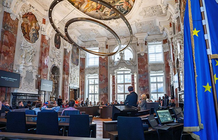 Viele BesucherInnen wollten sich auch den schmucken Sitzungssaal des Tiroler Land-tags ansehen.