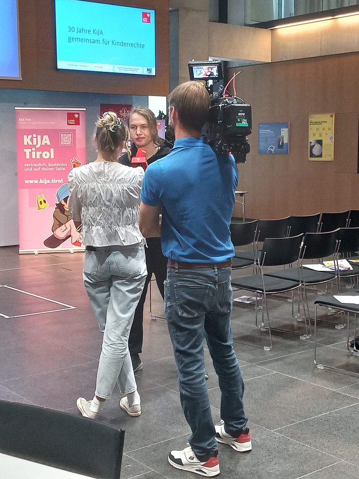 Jugendliche beim Fernsehinterview