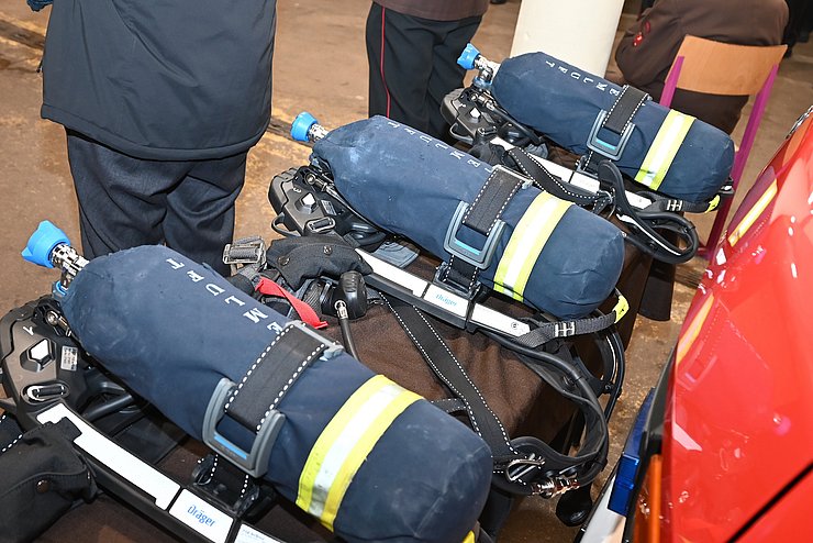 Sauerstoffflaschen auf Tisch liegend