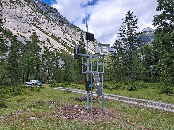 In Scharnitz (Bezirk Innsbruck-Land) wurde im Sommer 2025 die Messstation Kastenalm modernisiert.