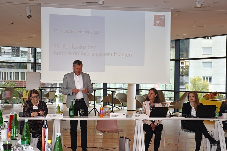 Bgm Willi spricht an Konferenztisch