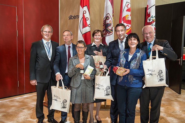 © Tiroler Landtag/Berger die Landesbäuerinnen überreichen den Präsidenten eine „Marend“
