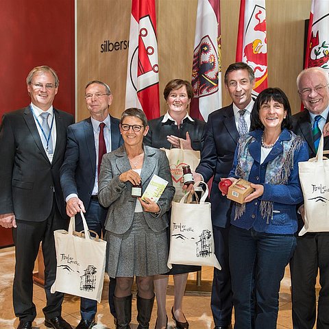 die Landesbäuerinnen überreichen den Präsidenten eine „Marend“