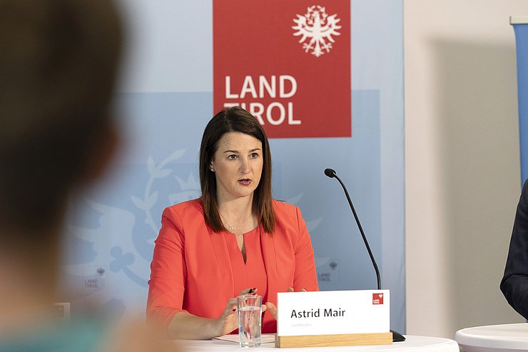 © Land Tirol/Die Fotografen Mair bei PK sprechend