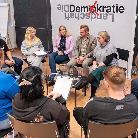 Über 100 junge Menschen besuchten die neue Lehrlingsplattform des Tiroler Landtages.