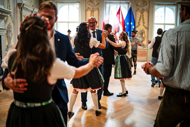 Tänzerinnen und Tänzer tanzen mit Anton Mattle und anderen Landesbediensteten