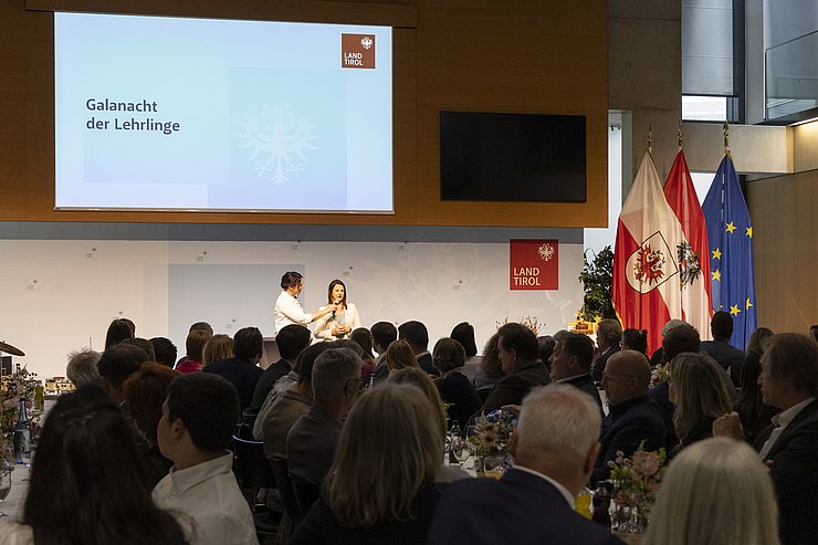 Ein voll besetzter großer Saal im Landhaus in Innsbruck bei der "Galanacht der Lehrlinge". 