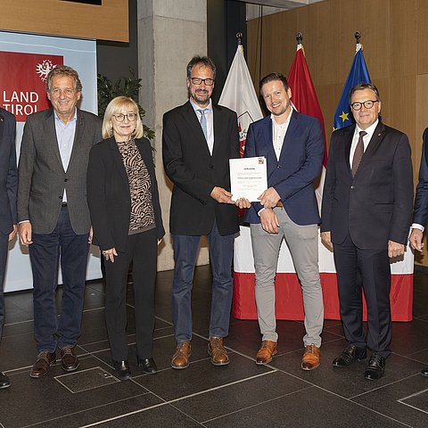 V. li. LR Anton Mattle, Erwin Zangerl (Präsident Tiroler Arbeiterkammer), Arbeits- und Bildungslandesrätin Beate Palfrader, Andreas Zobl und Michael Moser von der Firma Elektro Zobl in Brixlegg (sie bekamen dieses Prädikat erstmals für die Jahre 2022 bis 2024 verliehen), LH Günther Platter und David Narr (Lehrlingskoordinator Wirtschaftskammer Tirol) bei der Verleihung.