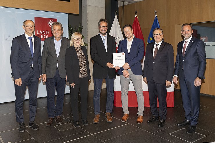 V. li. LR Anton Mattle, Erwin Zangerl (Präsident Tiroler Arbeiterkammer), Arbeits- und Bildungslandesrätin Beate Palfrader, Andreas Zobl und Michael Moser von der Firma Elektro Zobl in Brixlegg (sie bekamen dieses Prädikat erstmals für die Jahre 2022 bis 2024 verliehen), LH Günther Platter und David Narr (Lehrlingskoordinator Wirtschaftskammer Tirol) bei der Verleihung.