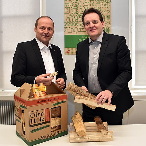 Geisler und Zumtobel mit Brennholz 