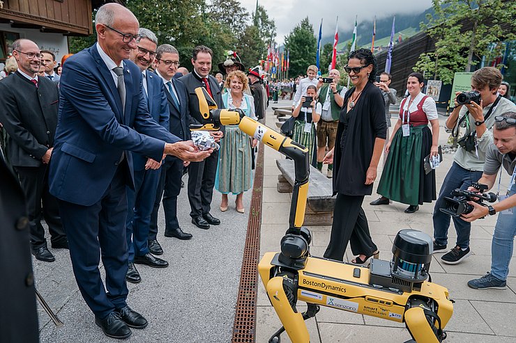 © EFA/Andrei Pungovschi LH Mattle bekommt Einladung von Roboterhund überreicht