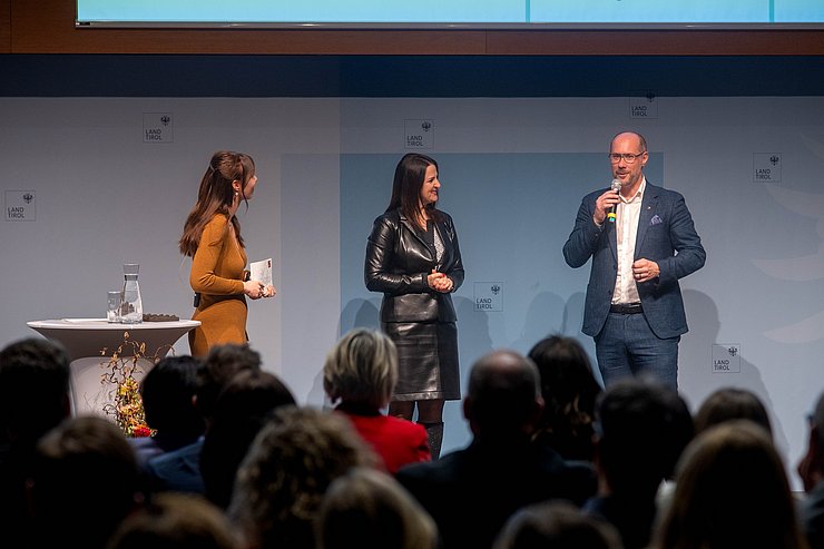 Drei Personen auf der Bühne