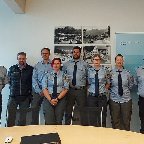 Die neuen Bergwächterinnen und Bergwächter bei der Angelobung in der Bezirkshauptmannschaft.