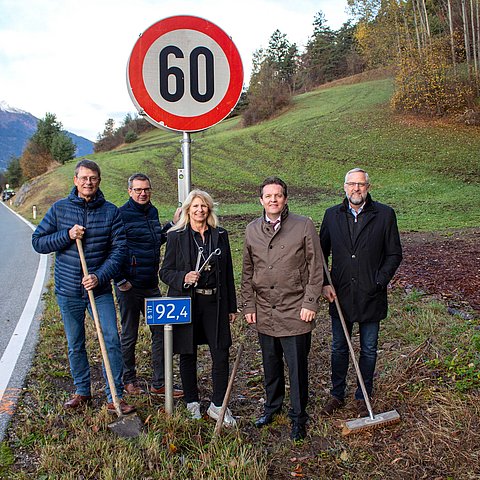 Gruppenfoto vor Verkehrstafel 60 km/h