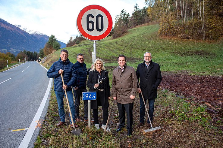 © Marktgemeinde Zirl Gruppenfoto vor Verkehrstafel 60 km/h