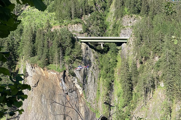 Die Abbruchstelle wurde gestern, Montag, mit dem Hubschrauber abgeflogen und von der Landesgeologie untersucht. 
