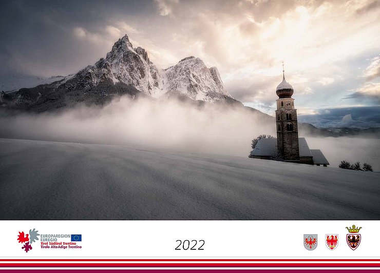 © Euregio/Scarcelli Das Kirchlein von St. Valentin in Kastelruth mit Blick auf den winterlichen Schlern