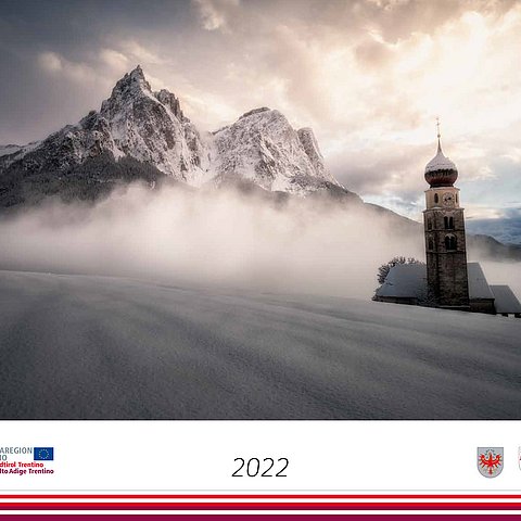 Das Kirchlein von St. Valentin in Kastelruth mit Blick auf den winterlichen Schlern 