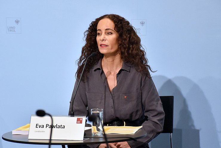 © Land Tirol/Milicevic LRin Pawlata beim Sprechen