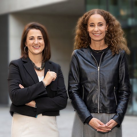 Arbeitslandesrätin Astrid Mair und Soziallandesrätin Eva Pawlata wollen die Dauer von Erwerbsunterbrechungen verringern. 