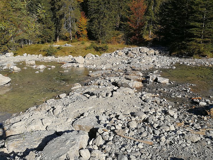 Anstelle einer Spundwand schützt nun eine Steinverbauung die Wasserleitung.