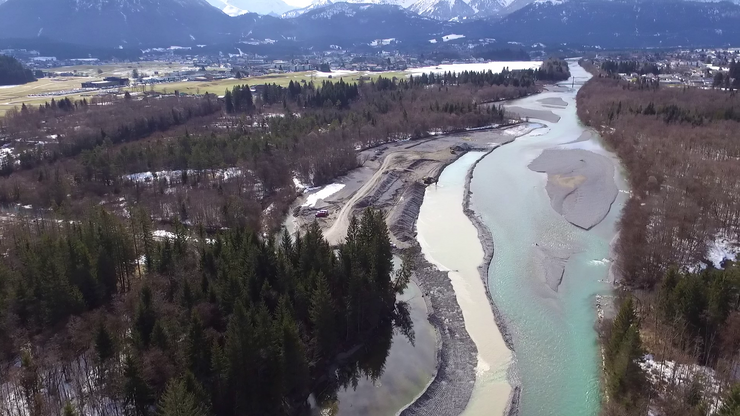 Schotterentnahme im Lech – Gemeindegebiet Pflach. (Blickrichtung flussaufwärts)