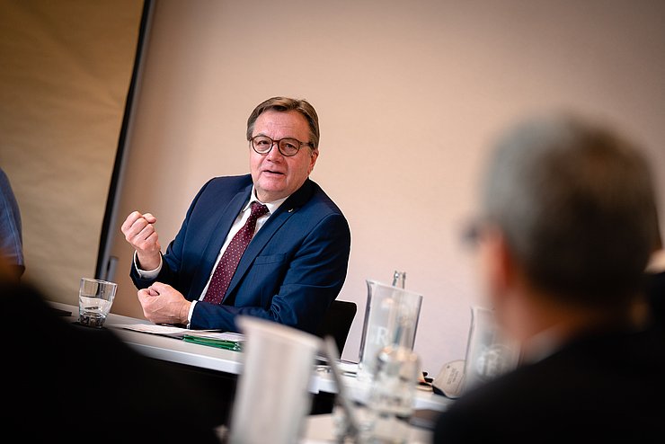 LH Günther Platter: "Das „Schienenprojekt in der Terra Raetica“ ist ein solch mutiges Projekt, von dem die Bevölkerung in allen drei Ländern in ihrer Mobilität nachhaltig profitieren kann."