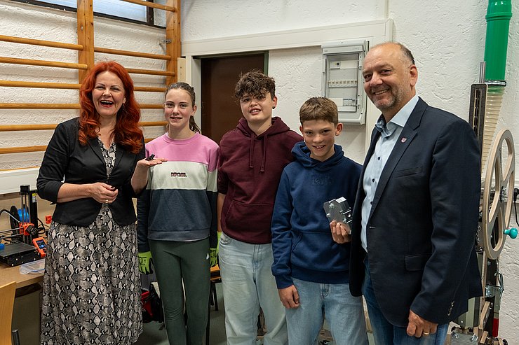 Mithilfe eines 3D-Druckers stellten die SchülerInnen für LRin Hagele und Bürgermeister Klaus Gritsch kleine Frösche her.