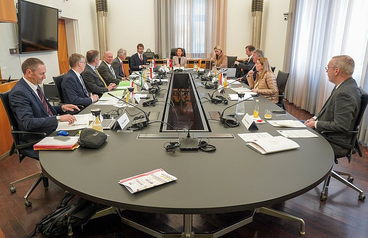 © Südtiroler Landtag/Werth LT-Direktorin Renate Fischler (Bildmitte) führte durch die gestrige DirektorInnenkonferenz.