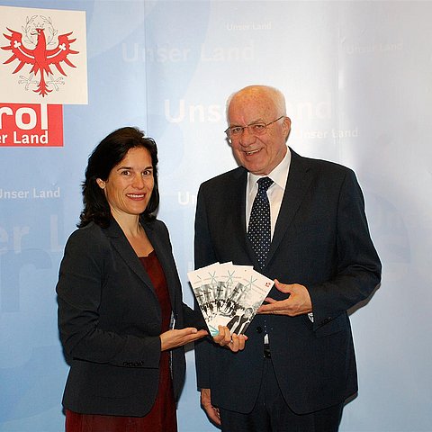 LTP Herwig van Staa und Landesvolksanwältin Maria Luise Berger freuen sich über den neuen Folder