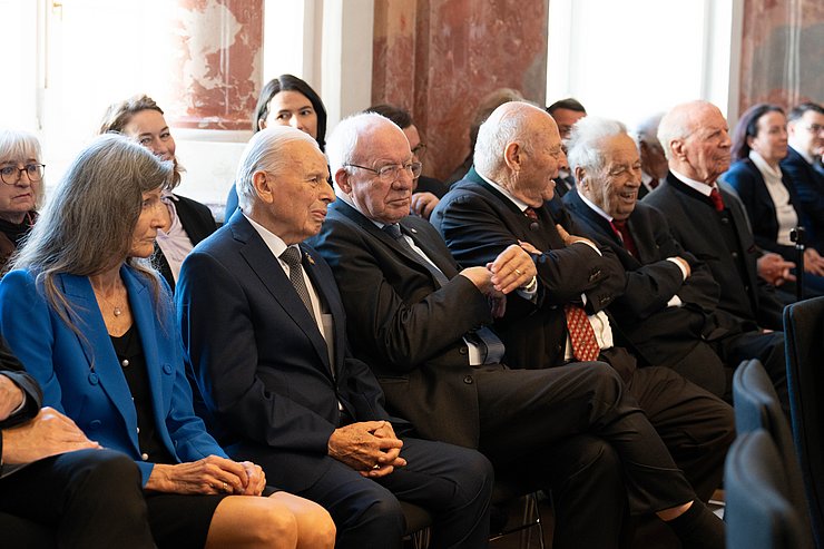 Die RingträgerInnen (v.li.) Ingeborg Hochmair-Desoyer, Arthur Thöni, Herwig van Staa, Luis Durnwalder, Wendelin Weingartner und Alois Partl